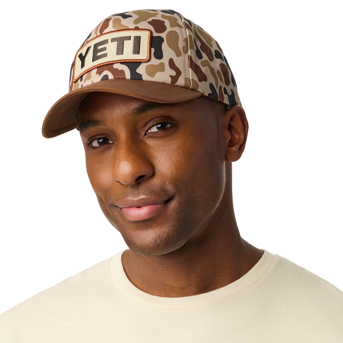 YETI® Wetlands Camo Logo Badge Mid Pro フラットブリム キャップ