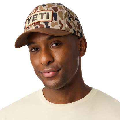 YETI® Wetlands Camo Logo Badge Mid Pro フラットブリム キャップ