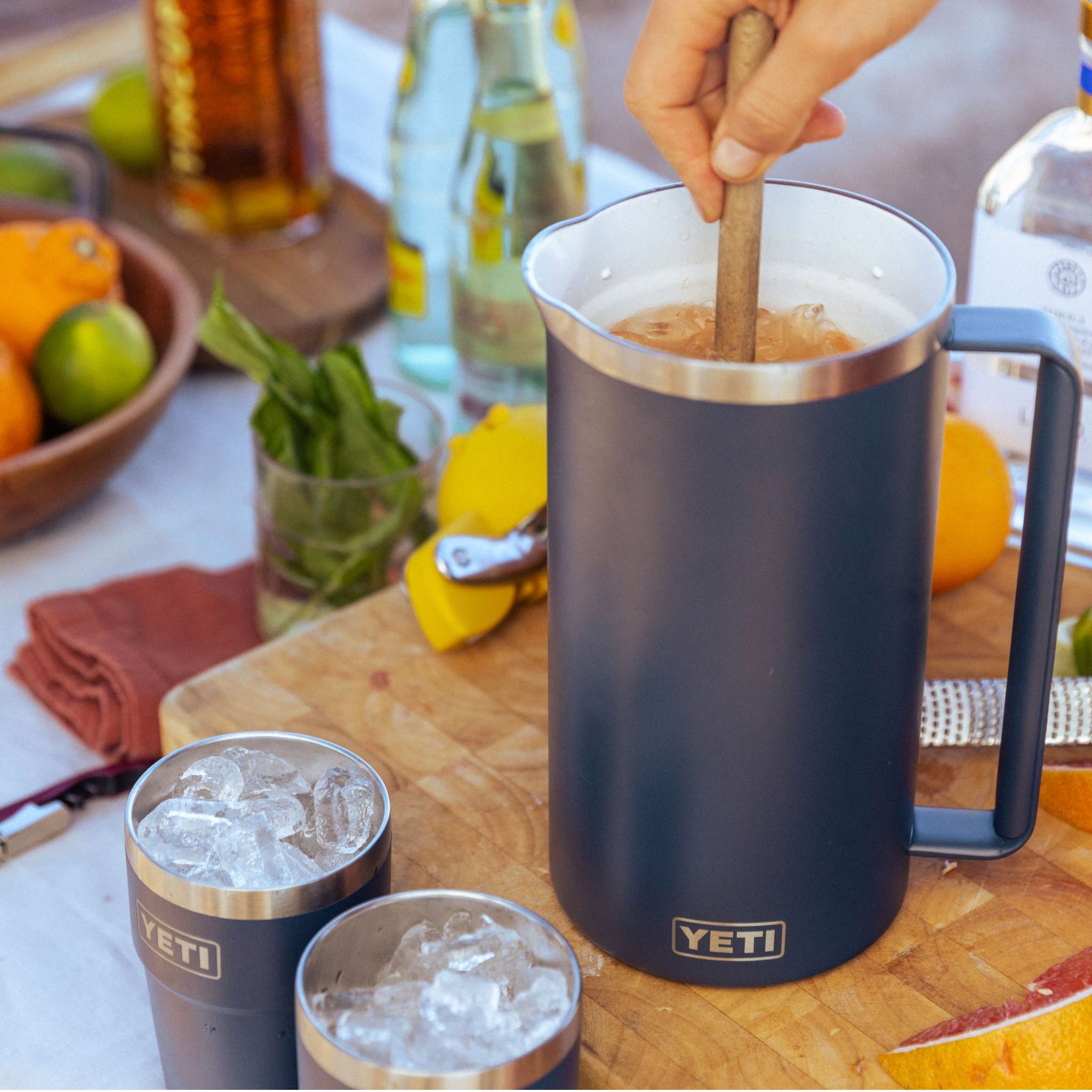 YETI Rambler™ 64oz（1.9L）ピッチャー – YETIジャパン合同会社