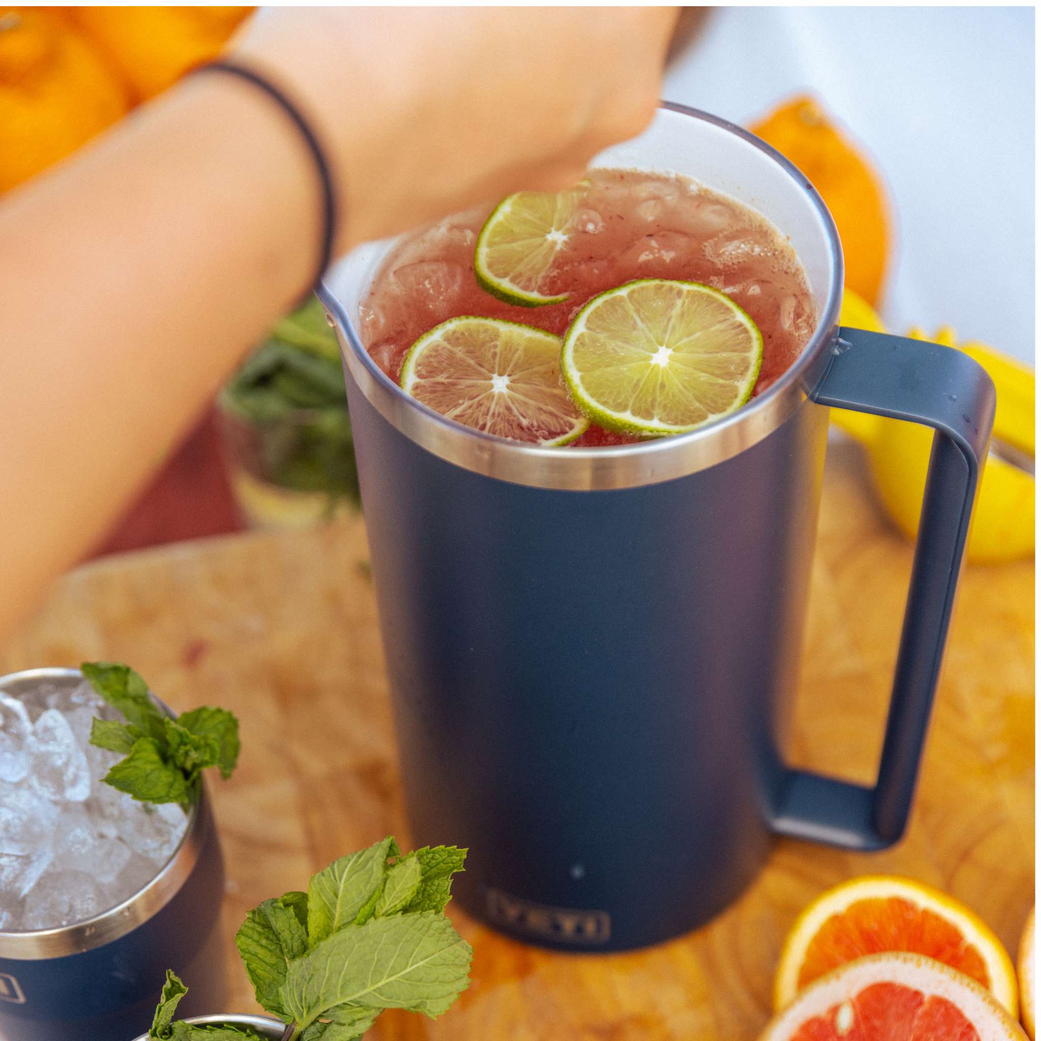 YETI Rambler™ 64oz（1.9L）ピッチャー – YETIジャパン合同会社
